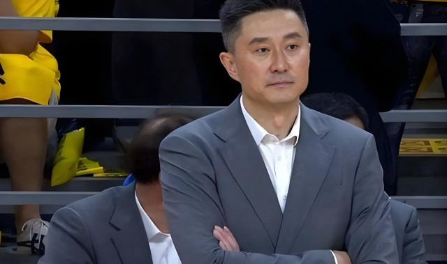 开云娱乐-杜锋给广东队球员开动员会！